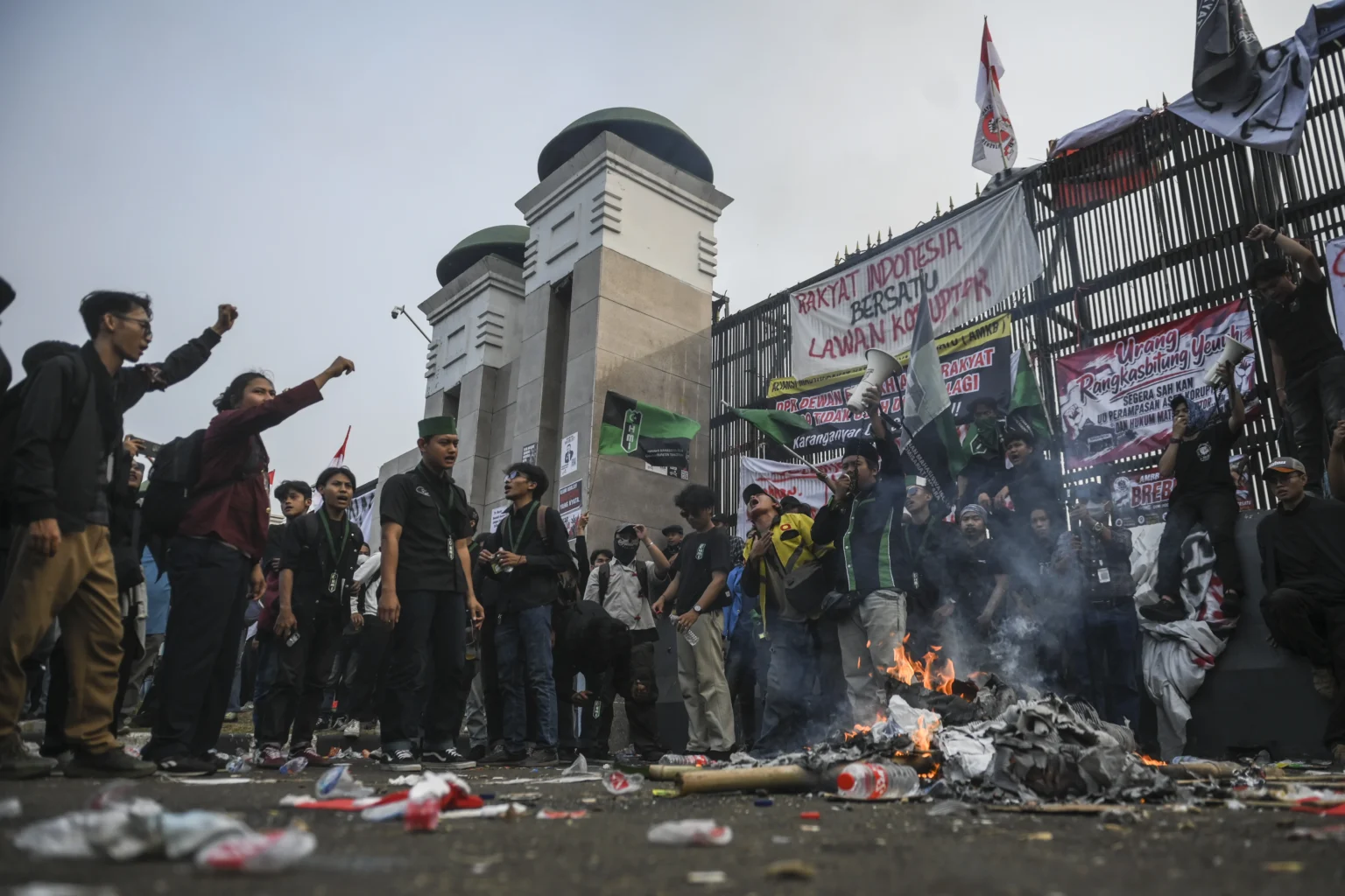 Mahasiswa berorasi saat menggelar aksi di depan kawasan Gedung DPR/MPR, Jakarta, Kamis (27/8/2026).