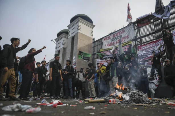 Mahasiswa berorasi saat menggelar aksi di depan kawasan Gedung DPR/MPR, Jakarta, Kamis (27/8/2026).