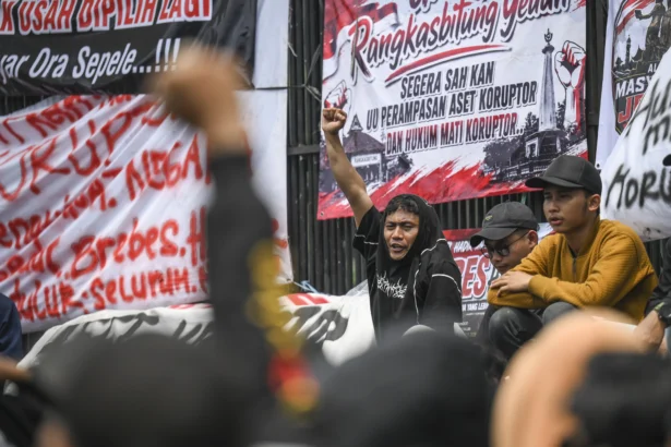 Aliansi Masyarakat Pati Bersatu (AMPB) menggelar aksi di depan kawasan Gedung DPR/MPR, Jakarta, Kamis (27/8/2026).