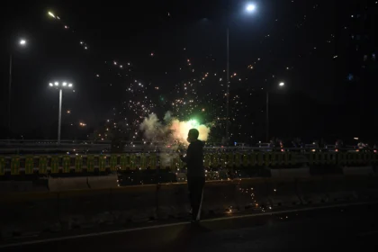 Massa menembakkan kembang api saat aksi di depan gedung DPR di kawasan Slipi, Jakarta, Kamis (27/8/2026).