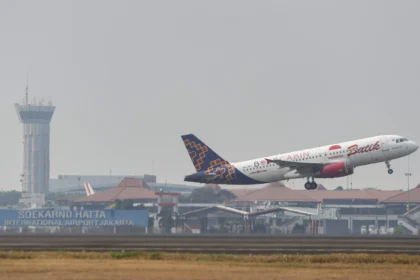 Pesawat maskapai dalam negeri lepas landas dari runway utara Bandara Soekarno-Hatta, Tangerang, Banten