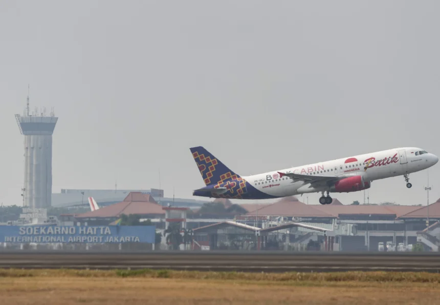 Pesawat maskapai dalam negeri lepas landas dari runway utara Bandara Soekarno-Hatta, Tangerang, Banten