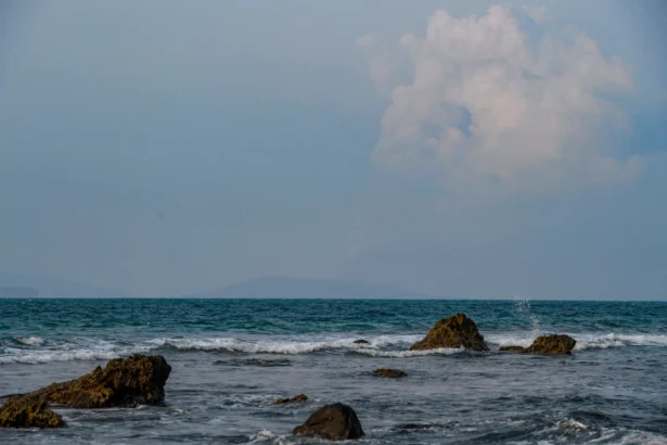 Gunung Anak Krakatau mengeluarkan asap terlihat dari Pulau Sebesi di Kabupaten Lampung Selatan, Lampung, Selasa (8/9/2026).