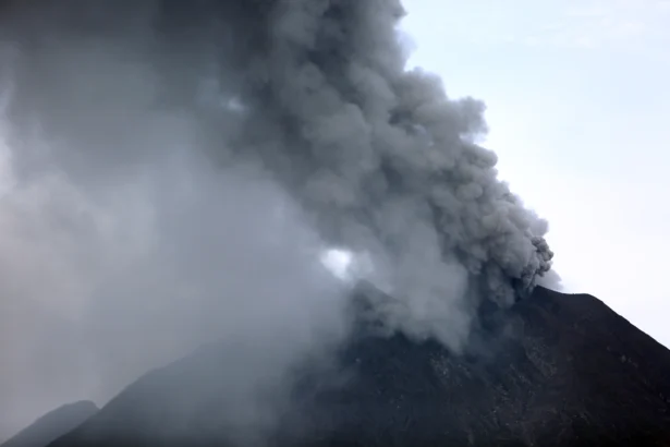 Gunung Sinabung menyemburkan abu vulkanik di Desa Kutarayat, Kecamatan Naman Teran, Kabupaten Karo, Sumatera Utara, Rabu (2/9/2026). Pusat Vulcanologi dan Mitigasi Bencana Geologi melaporkan pada periode Rabu (2/9) pukul 06:00 WIB aktivitas Gunung Sinabung masih berada di level III atau siaga pada kegempaan Hybrid sebanyak lima kali amplitudo dan vulkanik dalam empat kali amplitudo sehingga masyarakat dan wisatawan agar menjauh dari puncak gunung sinabung. (ANTARA FOTO/Yudi Manar)