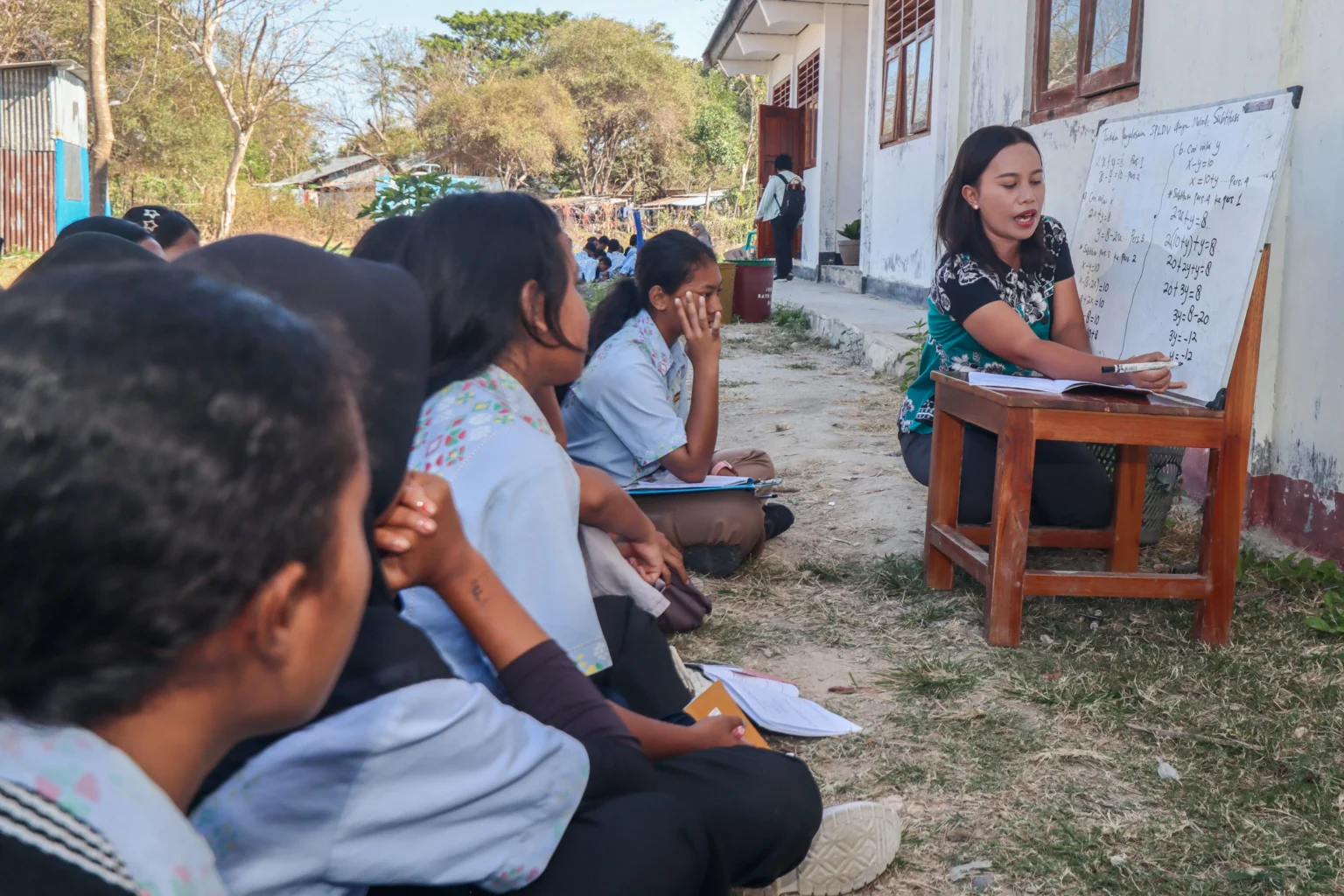 Guru mengajari siswa di luar gedung SMPN 8 Komodo di Labuan Bajo, Manggarai Barat, NTT, Kamis (3/9/2026).