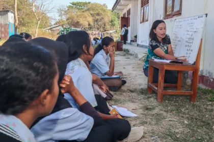 Guru mengajari siswa di luar gedung SMPN 8 Komodo di Labuan Bajo, Manggarai Barat, NTT, Kamis (3/9/2026).