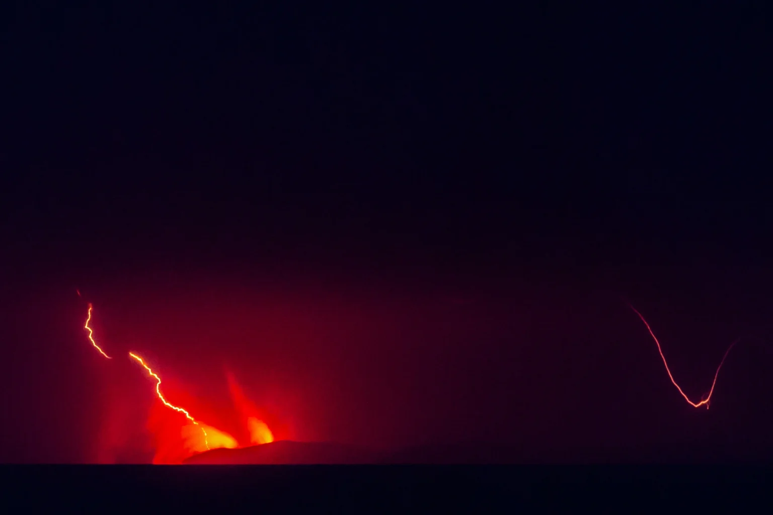 Lava pijar dari Gunung Anak Krakatau terlihat dari Pasauran, Kabupaten Serang, Banten, Sabtu (5/9/2026).