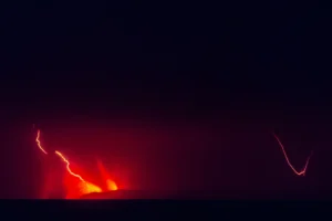 Lava pijar dari Gunung Anak Krakatau terlihat dari Pasauran, Kabupaten Serang, Banten, Sabtu (5/9/2026).