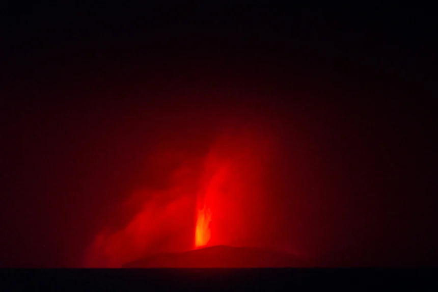 Lava pijar dari Gunung Anak Krakatau terlihat dari Pasauran, Kabupaten Serang, Banten, Sabtu (5/9/2026).