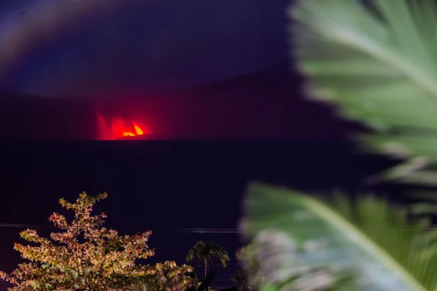 Lava pijar dari Gunung Anak Krakatau terlihat dari Pasauran, Kabupaten Serang, Banten, Sabtu (5/9/2026).