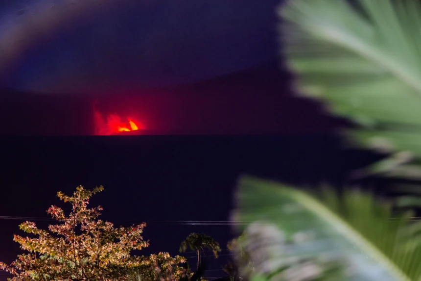 Lava pijar dari Gunung Anak Krakatau terlihat dari Pasauran, Kabupaten Serang, Banten, Sabtu (5/9/2026).