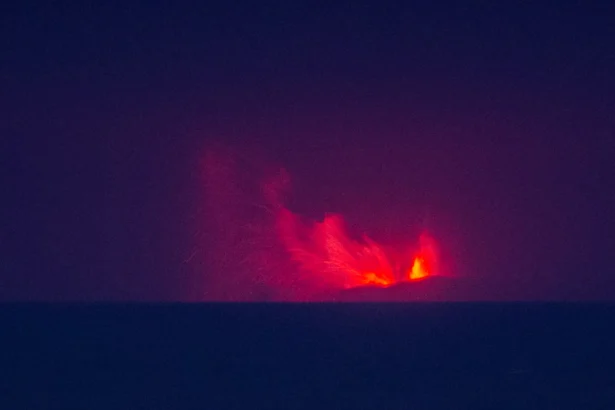 Lava pijar dari Gunung Anak Krakatau terlihat dari Pasauran, Kabupaten Serang, Banten, Sabtu (5/9/2026).