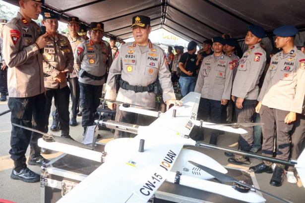 Wakapolri Komjen Pol Dedi Prasetyo (tengah) meninjau alat mitigasi bencana saat Apel Gelar Pasukan Polri dalam rangka kesiapan menghadapi bencana dan konflik sosial 2026 di Satlat Brimob, Cikeas, Kabupaten Bogor, Jawa Barat, Senin (7/9/2026).