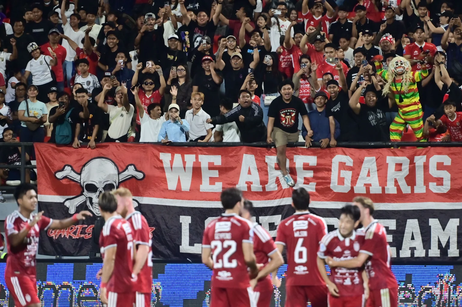 Sejumlah pendukung Bali United merayakan gol yang dicetak Teppei Yachida (kedua kanan) saat pertandingan Super League 2026/2027 antara Bali United melawan PSS Sleman di Stadion Kapten I Wayan Dipta, Gianyar, Bali