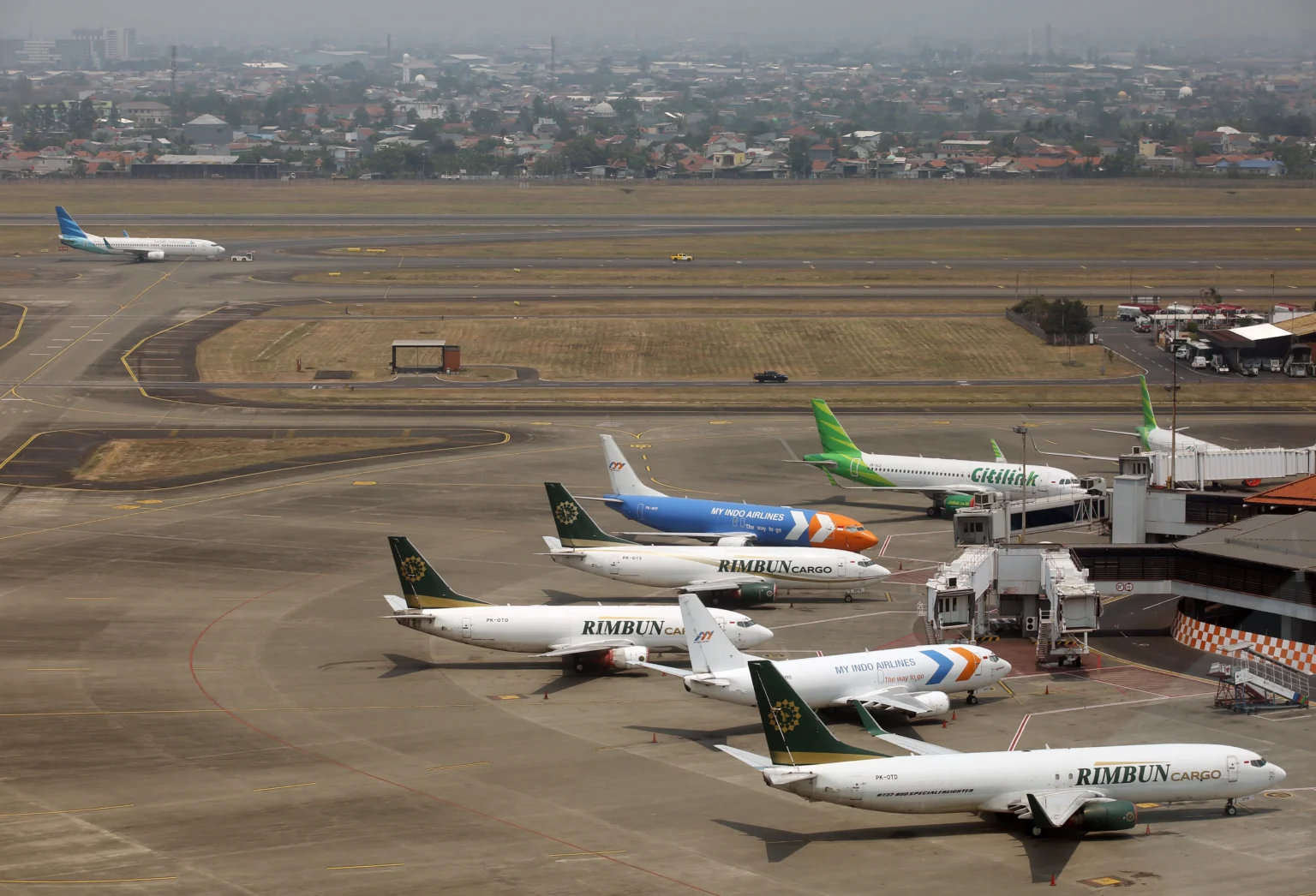 Sejumlah pesawat terparkir di apron Terminal 1 Bandara Soekarno Hatta, Tangerang, Banten