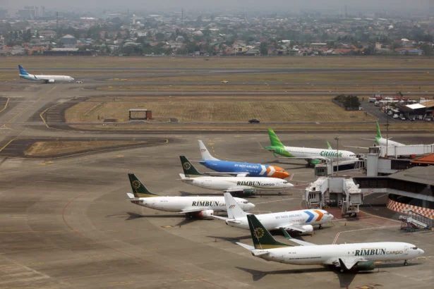Sejumlah pesawat terparkir di apron Terminal 1 Bandara Soekarno Hatta, Tangerang, Banten