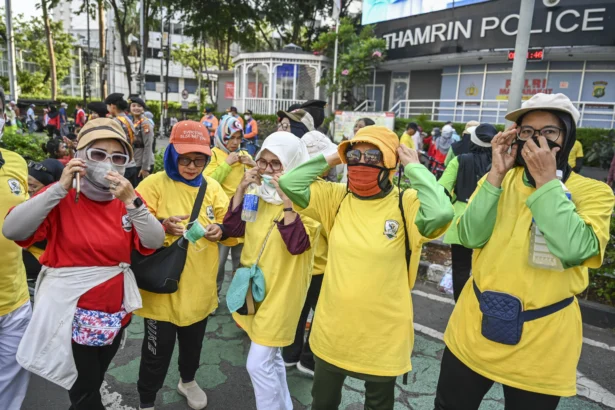 Warga menggunakan masker saat berolahraga pada Hari Bebas Kendaraan Bermotor (HBKB) di kawasan Bundaran HI, Jakarta, Minggu (6/9/2026).