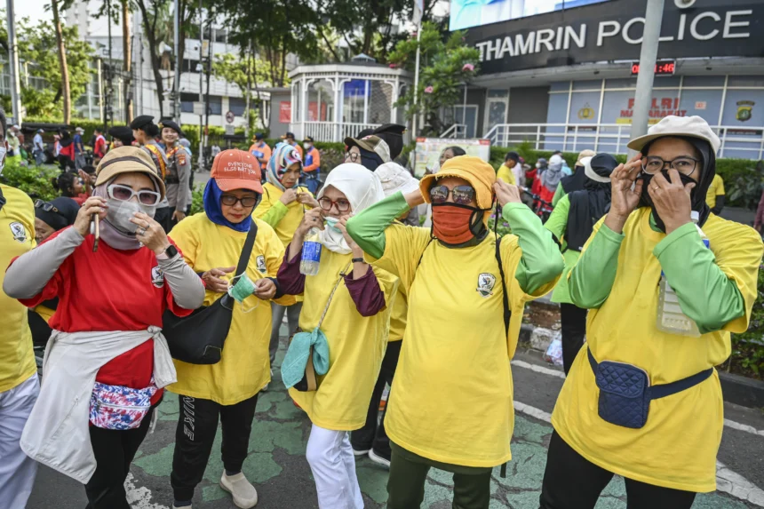 Warga menggunakan masker saat berolahraga pada Hari Bebas Kendaraan Bermotor (HBKB) di kawasan Bundaran HI, Jakarta, Minggu (6/9/2026).