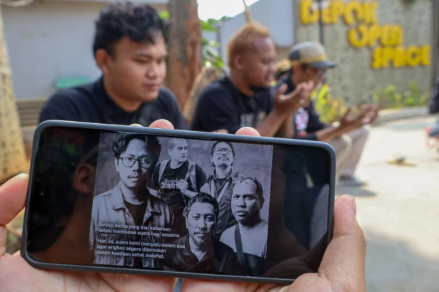 Sejumlah wartawan dari berbagai organisasi, seperti PFI, PWI dan IJTI, bersama Polres serta Pemkot Depok menggelar doa bersama di Depok Open Space, Depok, Jawa Barat, Kamis (10/9/2026).