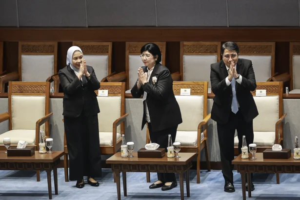 Gubernur Bank Indonesia (BI) Destry Damayanti (tengah) bersama Deputi Gubernur Senior BI Aida S. Budiman (kiri) dan Deputi Gubernur BI Solikin M. Juhro (kanan) memberi salam saat mengikuti Rapat Paripurna DPR ke-4 Masa Persidangan I Tahun Sidang 2026-2027 di Kompleks Parlemen, Senayan, Jakarta. (Sumber: Antara Foto/Dhemas Reviyanto/YU)