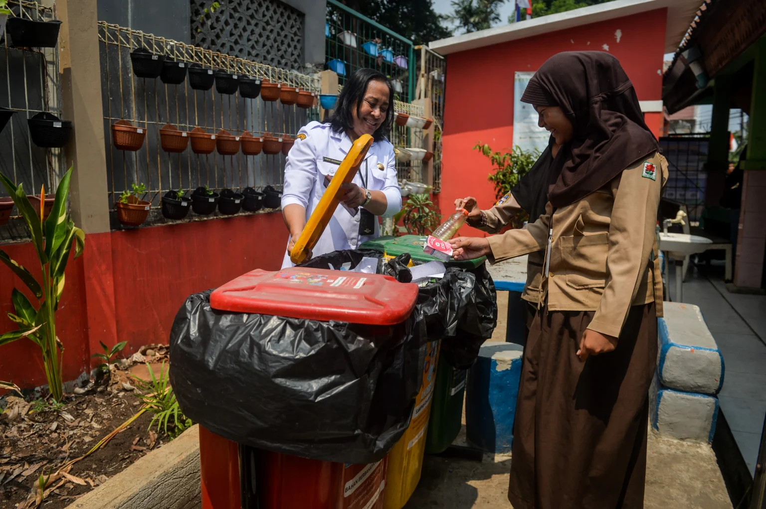 Guru mengajarkan siswa memilah sampah berbasis sumber saat edukasi pengelolaan sampah di SDN Joglo 05, Jakarta, Rabu (12/8/2026).