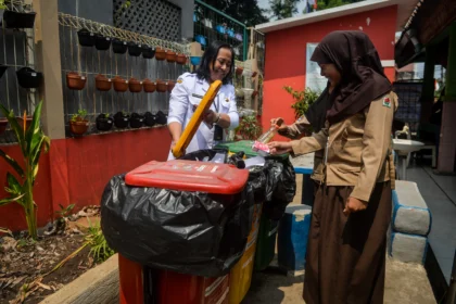 Guru mengajarkan siswa memilah sampah berbasis sumber saat edukasi pengelolaan sampah di SDN Joglo 05, Jakarta, Rabu (12/8/2026).