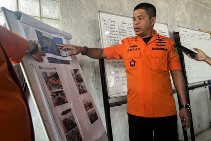 Kepala Kantor SAR Banten Al Amrad menjelaskan rencana operasi SAR hari kedua kapal penumpang hilang kontak di Dermaga Marina Lippo Carita, Pandeglang, Banten, Rabu (9/9/2026).