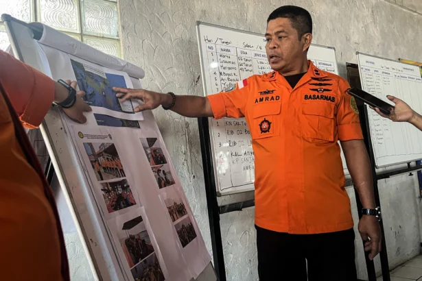 Kepala Kantor SAR Banten Al Amrad menjelaskan rencana operasi SAR hari kedua kapal penumpang hilang kontak di Dermaga Marina Lippo Carita, Pandeglang, Banten, Rabu (9/9/2026).