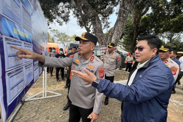 Kapolda Banten Irjen Pol Hengki (kiri) bersama Direktur Pemberitaan LKBN ANTARA Virgandhi Prayudantoro (kedua kanan) melihat informasi data korban penumpang kapal yang hilang kontak di Dermaga Marina Lippo Carita, Pandeglang, Banten