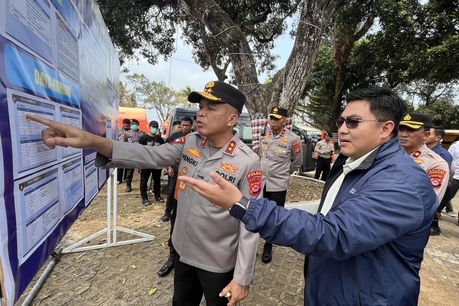 Kapolda Banten Irjen Pol Hengki (kiri) bersama Direktur Pemberitaan LKBN ANTARA Virgandhi Prayudantoro (kedua kanan) melihat informasi data korban penumpang kapal yang hilang kontak di Dermaga Marina Lippo Carita, Pandeglang, Banten. (Sumber: Antara Foto/Sigid Kurniawan/wsj)