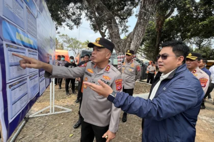 Kapolda Banten Irjen Pol Hengki (kiri) bersama Direktur Pemberitaan LKBN ANTARA Virgandhi Prayudantoro (kedua kanan) melihat informasi data korban penumpang kapal yang hilang kontak di Dermaga Marina Lippo Carita, Pandeglang, Banten. (Sumber: Antara Foto/Sigid Kurniawan/wsj)