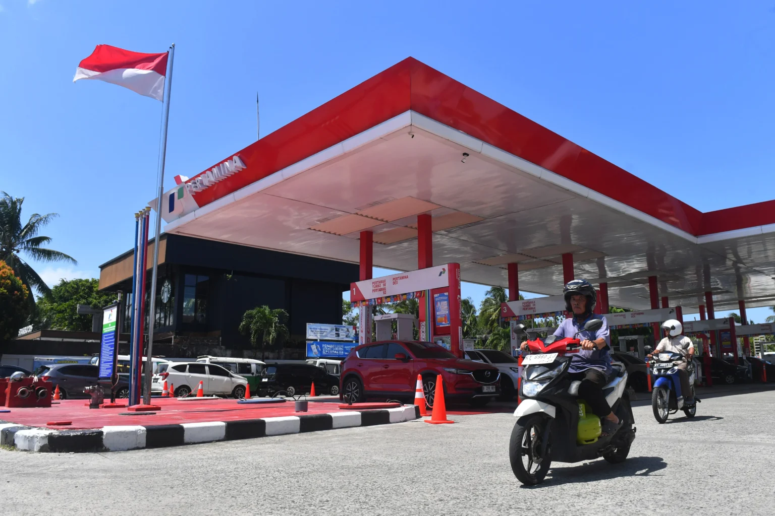 Pengendara sepeda motor melintas usai mengisi bahan bakar minyak (BBM) Pertamax 92 di SPBU MT Haryono, Balikpapan, Kalimantan Timur, Selasa (4/8/2026).