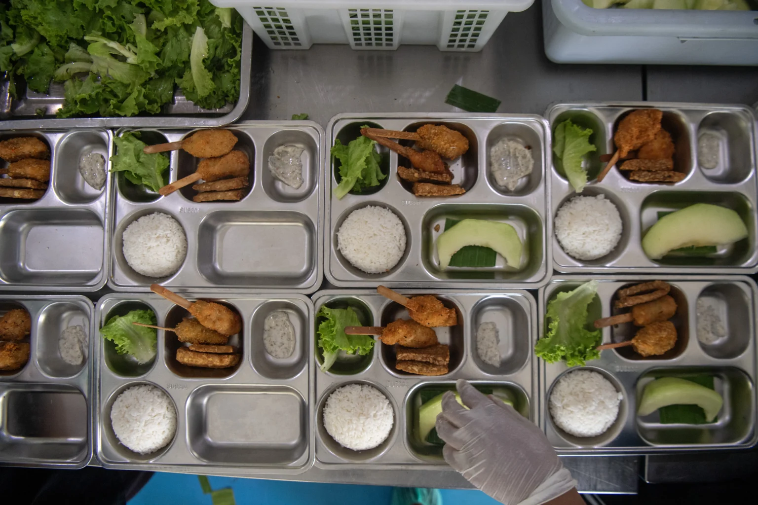 Pekerja menyiapkan paket makanan untuk program makan bergizi gratis (MBG) di dapur Satuan Pelayanan Pemenuhan Gizi (SPPG) Polda Sumatera Selatan di Palembang, Sumatera Selatan, Rabu (19/8/2026).