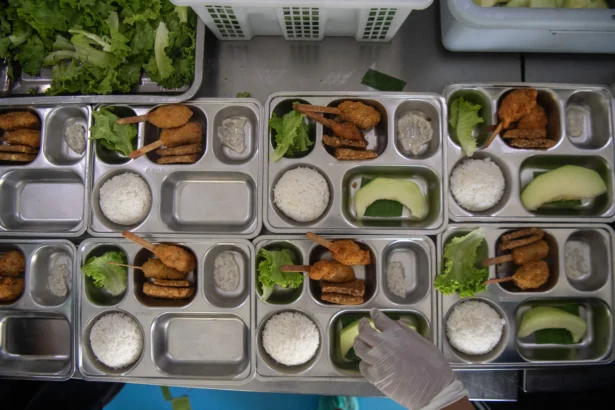 Pekerja menyiapkan paket makanan untuk program makan bergizi gratis (MBG) di dapur Satuan Pelayanan Pemenuhan Gizi (SPPG) Polda Sumatera Selatan di Palembang, Sumatera Selatan, Rabu (19/8/2026).