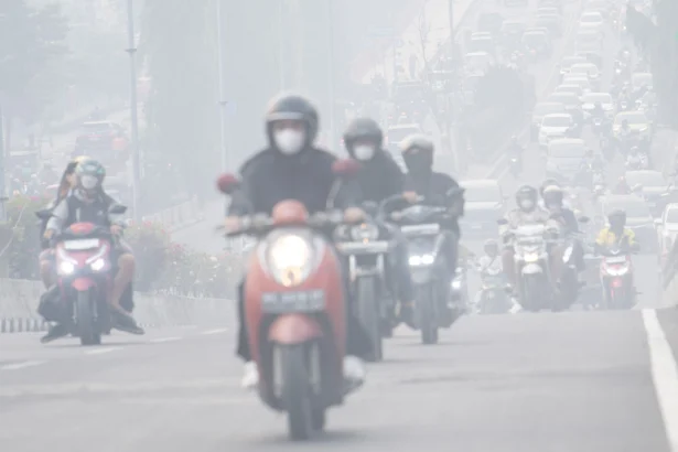 Sejumlah pengendara melintas di atas jembatan layang simpang Jakabaring yang tertutup kabut asap di Palembang, Sumatera Selatan, Kamis (27/6/2026).