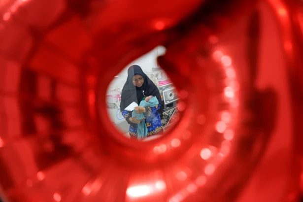 Tenaga kesehatan merawat bayi yang baru dilahirkan bertepatan dengan HUT Kemerdekaan ke-81 Republik Indonesia di Rumah Sakit Umum Daerah (RSUD) Cut Nyak Dhien Meulaboh, Aceh Barat, Aceh, Senin (17/8/2026).