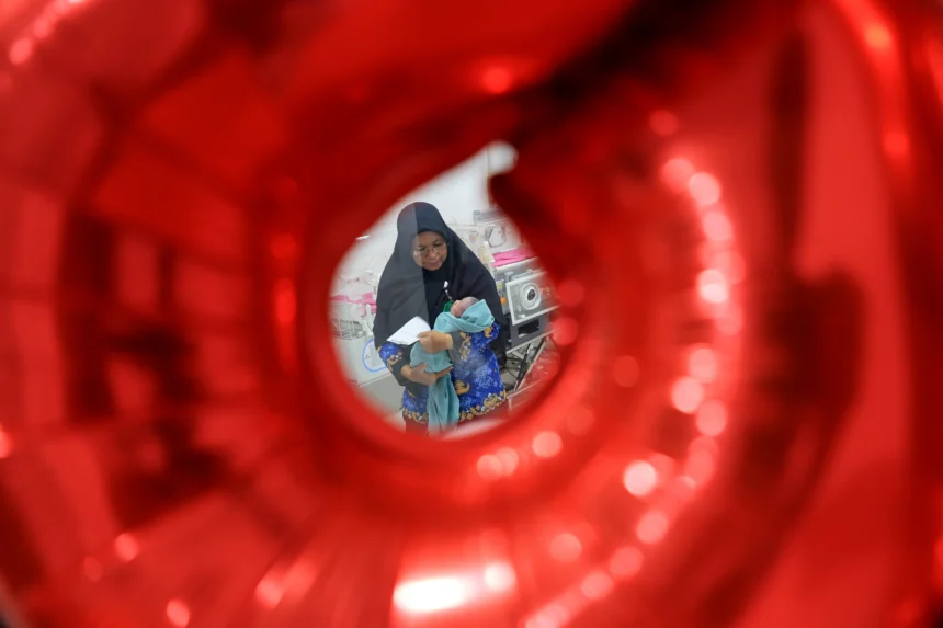 Tenaga kesehatan merawat bayi yang baru dilahirkan bertepatan dengan HUT Kemerdekaan ke-81 Republik Indonesia di Rumah Sakit Umum Daerah (RSUD) Cut Nyak Dhien Meulaboh, Aceh Barat, Aceh, Senin (17/8/2026).