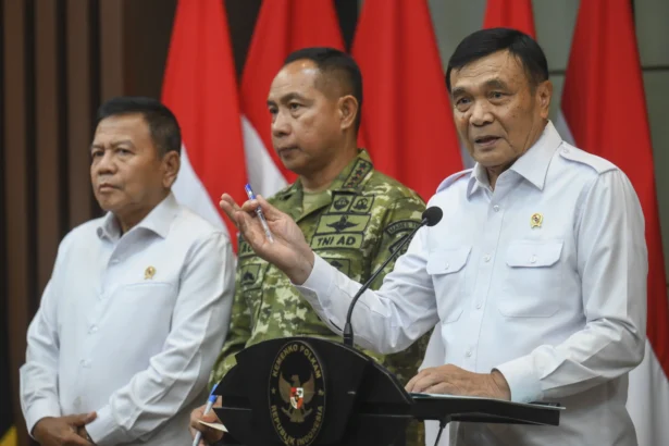 Menteri Koordinator Bidang Politik dan Keamanan (Menko Polkam) Djamari Chaniago (kanan) didampingi Panglima TNI Jenderal TNI Agus Subiyanto (tengah) dan Kepala Badan Intelijen Negara (BIN) Muhammad Herindra menyampaikan keterangan saat konferensi pers terkait stabilitas politik dan keamanan di Kantor Kemenko Polkam, Jakarta, Rabu (5/8/2026).