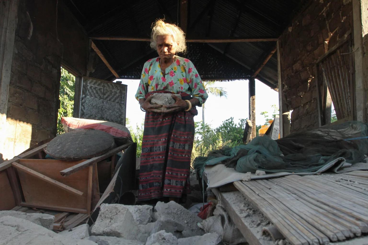 Seorang warga membersihkan rumah yang rusak akibat gempa di Desa Lidi, Pulau Palue, Kabupaten Sikka, Nusa Tenggara Timur, Jumat (4/9/2026).
