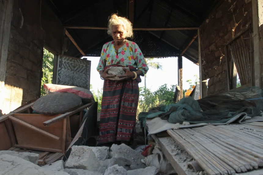 Seorang warga membersihkan rumah yang rusak akibat gempa di Desa Lidi, Pulau Palue, Kabupaten Sikka, Nusa Tenggara Timur, Jumat (4/9/2026).