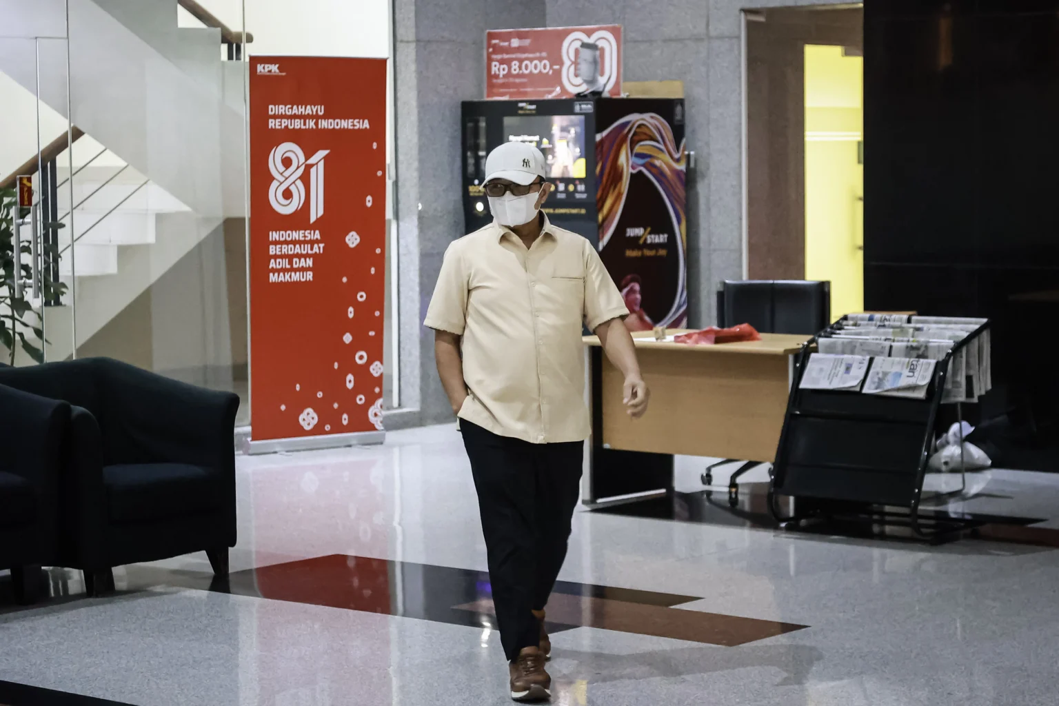 Ketua Komisi I DPRD Kota Bengkulu Bambang Hermanto berjalan usai menjalani pemeriksaan di Gedung Merah Putih KPK, Jakarta, Jumat (4/9/2026).