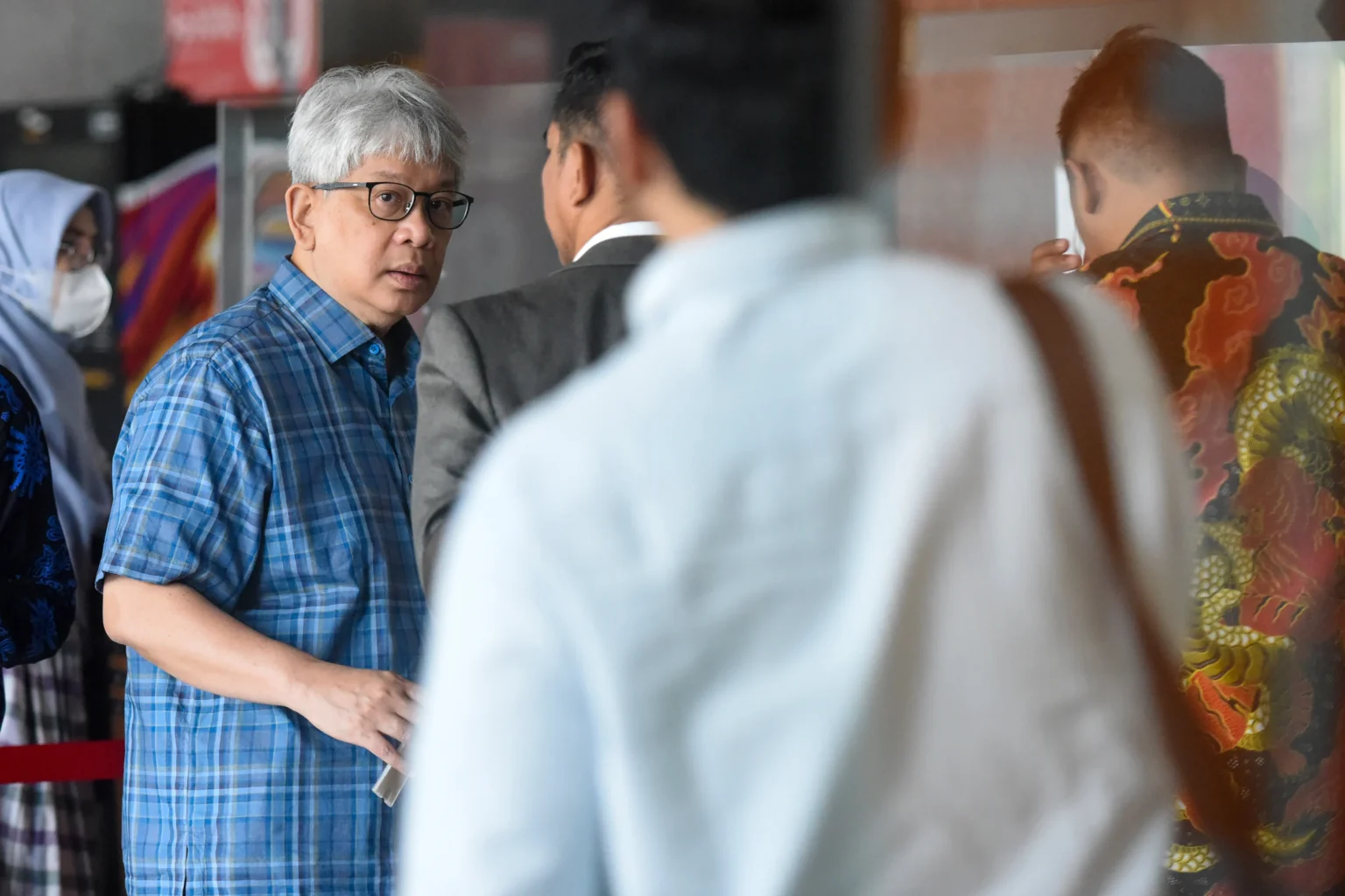 Mantan Direktur Utama Bank Pembangunan Daerah Jawa Barat dan Banten (BJB) Yuddy Renaldi (kiri) tiba untuk menjalani pemeriksaan di Gedung Merah Putih KPK, Jakarta, Rabu (9/9/2026).