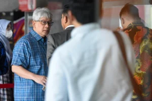 Mantan Direktur Utama Bank Pembangunan Daerah Jawa Barat dan Banten (BJB) Yuddy Renaldi (kiri) tiba untuk menjalani pemeriksaan di Gedung Merah Putih KPK, Jakarta, Rabu (9/9/2026).