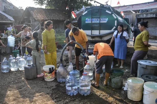 Warga antre mengisi air bersih dari tangki berkapasitas 5.000 liter yang dibeli warga secara swadaya di Kelurahan Sukamenak, Kota Tasikmalaya, Jawa Barat,