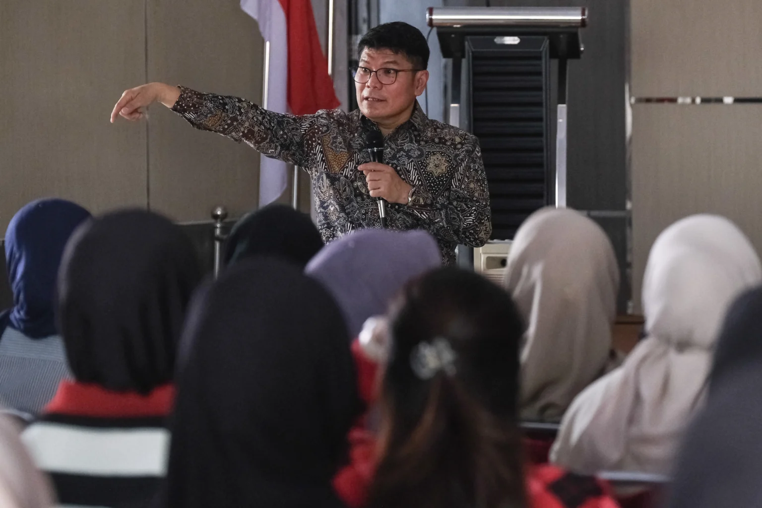 Direktur Utama LKBN ANTARA Benny Siga Butarbutar mengisi kuliah umum di Aula Bachtiar FISIP Universitas Haluoleo, Kendari, Sulawesi Tenggara. (Sumber: Antara Foto/Andry Denisah/agr)