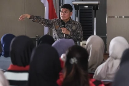 Direktur Utama LKBN ANTARA Benny Siga Butarbutar mengisi kuliah umum di Aula Bachtiar FISIP Universitas Haluoleo, Kendari, Sulawesi Tenggara. (Sumber: Antara Foto/Andry Denisah/agr)