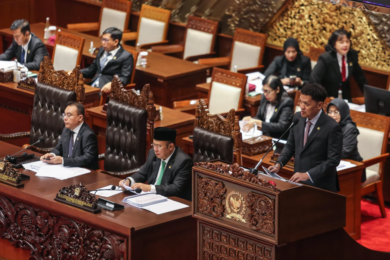 Ketua Komisi III DPR Habiburokhman (kanan) menyampaikan laporan perkembangan penyusunan RUU Perampasan Aset terkait tindak pidana pada Rapat Paripurna ke-3 Masa Persidangan I Tahun Sidang 2026-2027 di Kompleks Parlemen, Senayan, Jakarta, Kamis (27/8/2026).