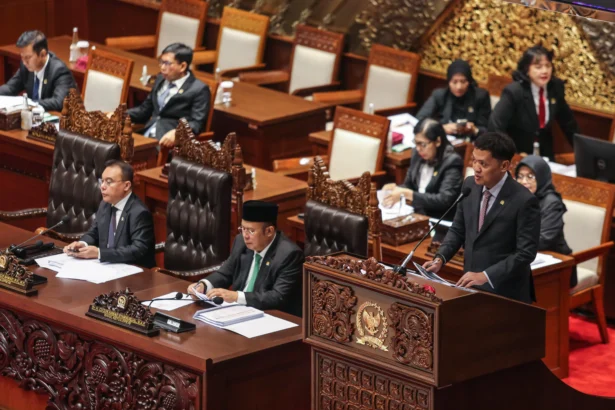 Ketua Komisi III DPR Habiburokhman (kanan) menyampaikan laporan perkembangan penyusunan RUU Perampasan Aset terkait tindak pidana pada Rapat Paripurna ke-3 Masa Persidangan I Tahun Sidang 2026-2027 di Kompleks Parlemen, Senayan, Jakarta, Kamis (27/8/2026).