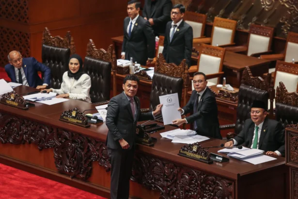 Wakil Ketua DPR Sufmi Dasco Ahmad (kedua kanan) menerima hasil laporan perkembangan penyusunan RUU Perampasan Aset terkait tindak pidana dari Ketua Komisi III DPR Habiburokhman (tengah) pada Rapat Paripurna ke-3 Masa Persidangan I Tahun Sidang 2026-2027 di Kompleks Parlemen, Senayan, Jakarta, Kamis (27/8/2026).
