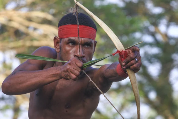Peserta membidik sasaran dalam lomba panahan tradisional di Kampung Mugim, Distrik Metemani, Kabupaten Sorong Selatan, Papua Barat Daya, Papua, Minggu (16/8/2026).